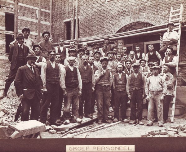 The workmen are almost finished in 1923 and pose in front of the new entrance. On the left in the first row is Hanrath with hat and pipe.