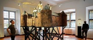 Bezoeker bekijkt een kunstwerk van Museum Helmond.