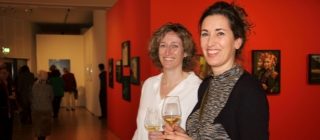 Twee lachende personen in Museum Helmond.