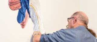 Bezoekers bekijken kunst.