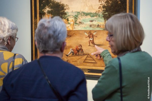 Drie vrouwen staand voor schilderij