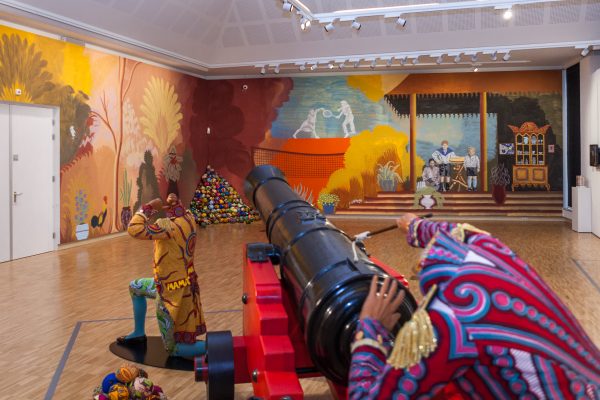 Das Werk „Cannonball heaven“ von Yinka Shonibare, wobei die Kanone auf das 25 Meter lange Wandbild von Gijs Frieling gerichtet ist.