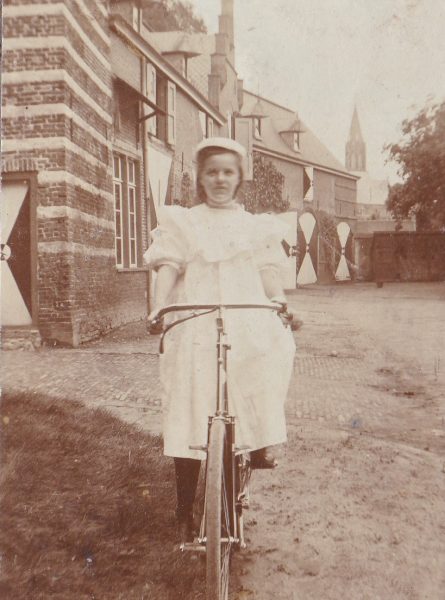 De jonge freule op haar fiets voor het kasteel, 1900