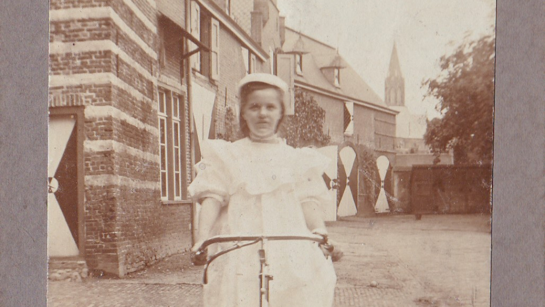 Oude foto van Emelie op fiets voor het kasteel