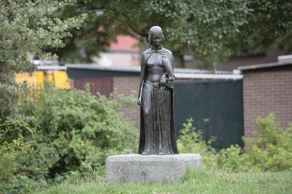 Bronzen beeld van Maria van Brabant door Rieky Wijsbek, 1988.