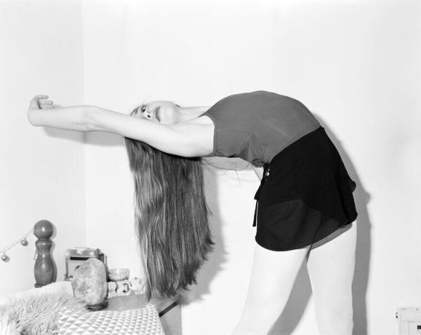 Young dancer Freya shows some of her moves in her bedroom, Hull, Englan, Great-Britain, 2017. © Olivia Arthur/Magnum Photos