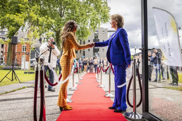 Stadskunstenaar Daisy Roefs en burgemeester Elly Blanksma openen de tentoonstelling.