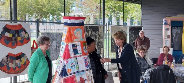 De bevrijdingsrok gemaakt door bewoners van Helmond en in elkaar gezet door Mieke Manders (l). De rok is onthuld door burgemeester Elly Blanksma (r).